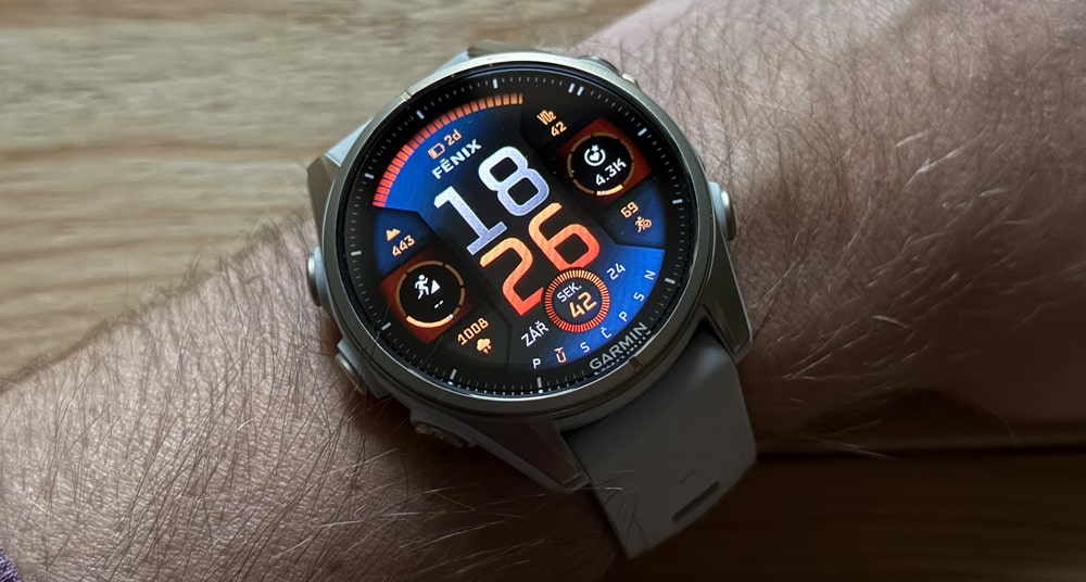 Hodinky Fenix 8 se zapnutým displejem na pánské ruce